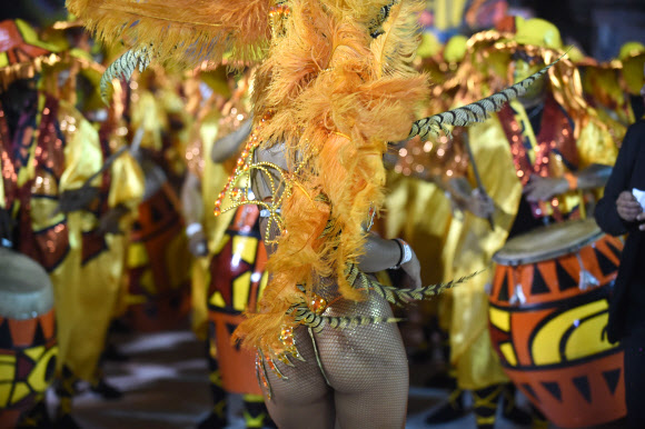 4일(현지시간) 우루과이 몬테비데오에서 열린 카니발 ‘야마다스’에 참여한 댄서들이 전통음악 칸돔베 리듬에 맞춰 춤을 추고 있다. ⓒ AFPBBNews=News1