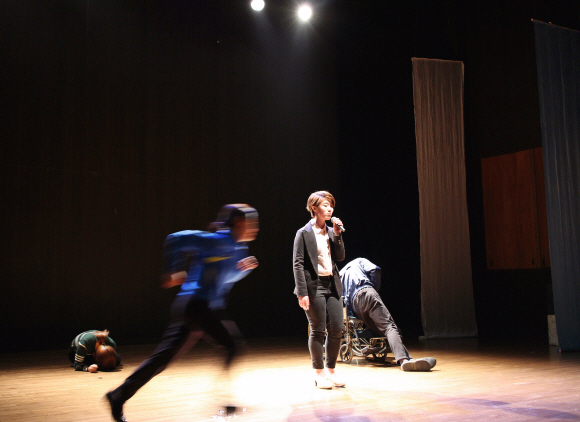‘극단 뛰다’가 지원하는 연극 체험 프로그램에 참여한 화천 지역 청소년들.