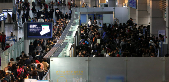 인천국제공항에서 탑승 수속을 기다리는 사람들의 모습. 연합뉴스