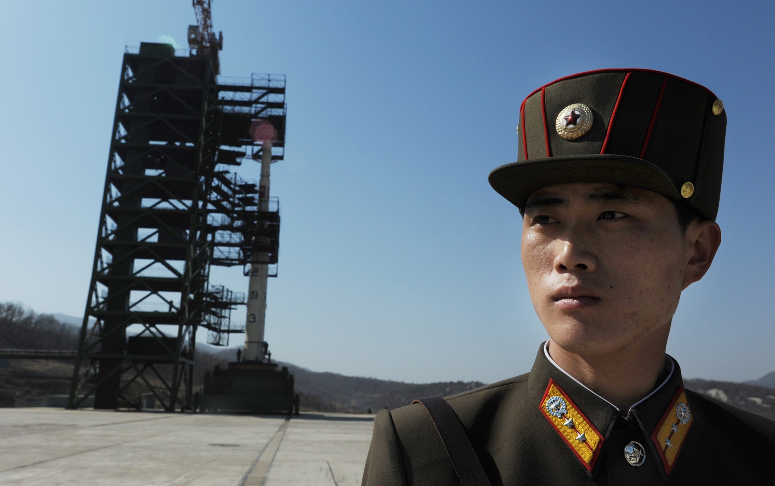 사진은 2012년 4월 8일 북한이 ‘은하-3’ 로켓을 동창리 발사장에서 쐈을 때 한 북한 병사의 모습. ⓒ AFPBBNews=News1 