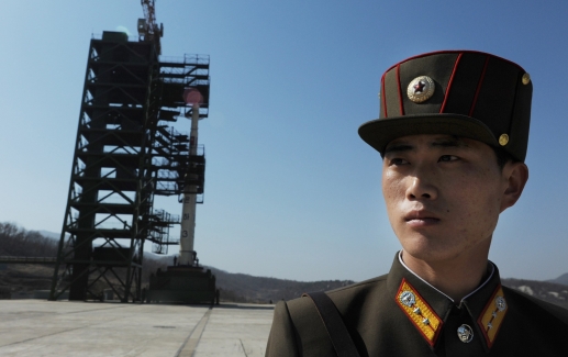 사진은 2012년 4월 8일 북한이 ‘은하-3’ 로켓을 동창리 발사장에서 쐈을 때 한 북한 병사의 모습. ⓒ AFPBBNews=News1<br>
