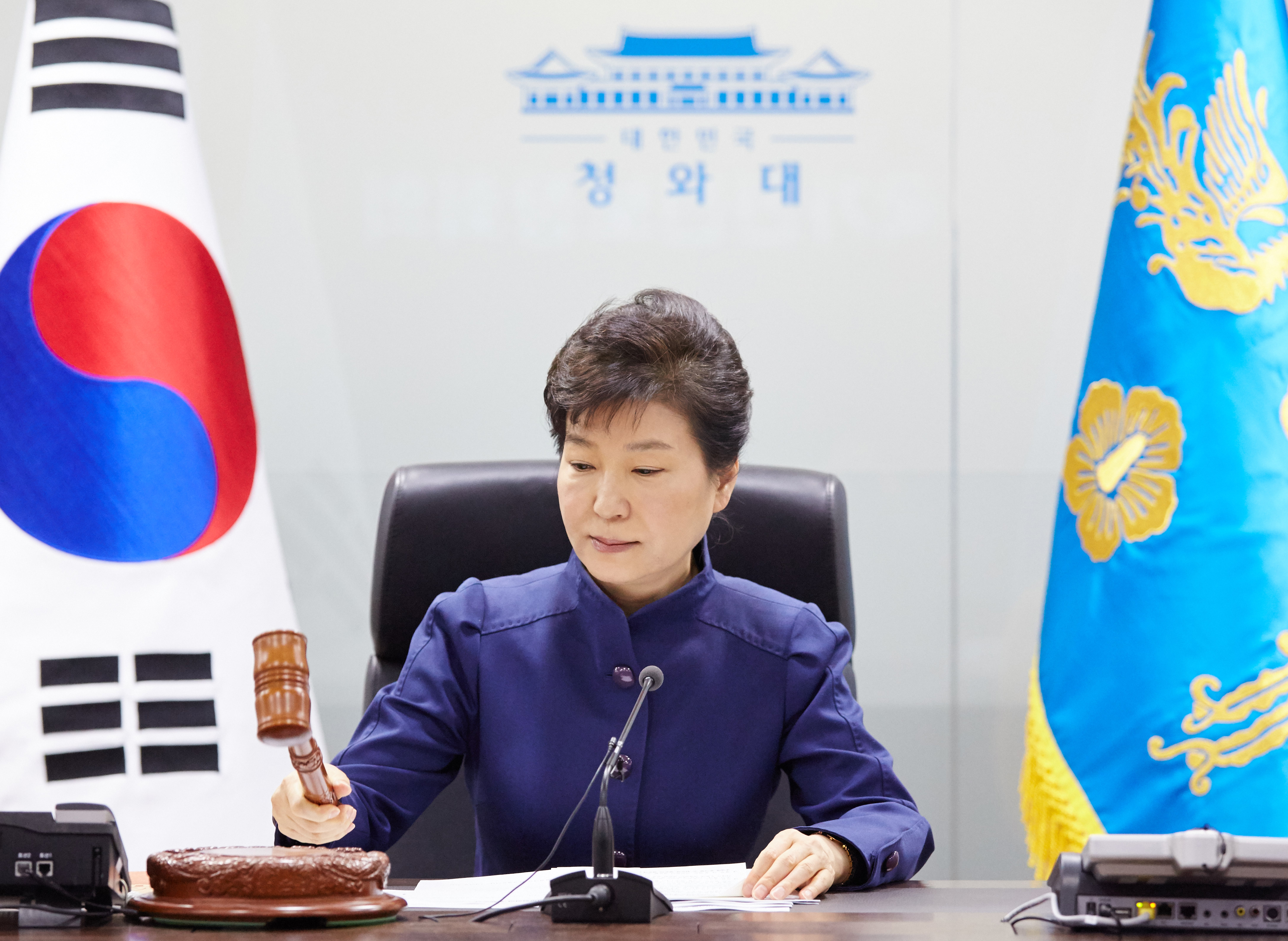 박근혜 대통령이 7일 오전 북한이 장거리 로켓(미사일) 발사와 관련, 청와대에서 긴급 국가안전보장회의(NSC)를 주재하고 있다. << 청와대 제공 >>