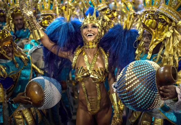 빌라 이사베우 삼바 학교의 사브리나 사투가 8일(현지시간) 브라질 리우데자네이루 삼바드롬에서 열린 카니발 퍼레이드 이틀째 밤에 정열적인 공연을 펼치고 있다.ⓒ AFPBBNews=News1