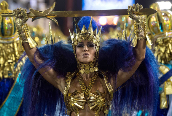 빌라 이사베우 삼바 학교의 사브리나 사투가 8일(현지시간) 브라질 리우데자네이루 삼바드롬에서 열린 카니발 퍼레이드 이틀째 밤에 정열적인 공연을 펼치고 있다.ⓒ AFPBBNews=News1