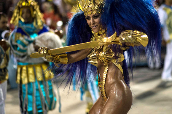 빌라 이사베우 삼바 학교의 사브리나 사투가 8일(현지시간) 브라질 리우데자네이루 삼바드롬에서 열린 카니발 퍼레이드 이틀째 밤에 정열적인 공연을 펼치고 있다.ⓒ AFPBBNews=News1