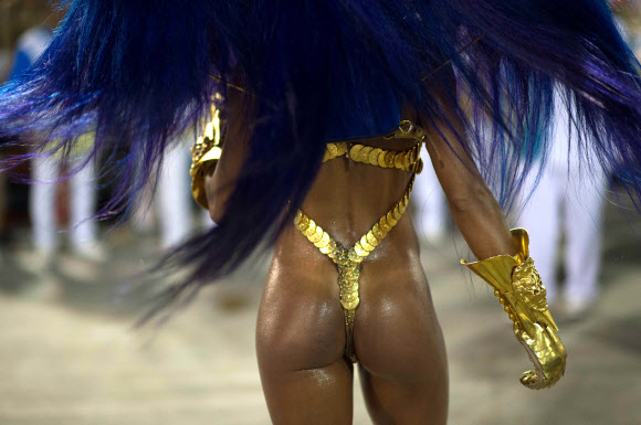 빌라 이사베우 삼바 학교의 사브리나 사투가 8일(현지시간) 브라질 리우데자네이루 삼바드롬에서 열린 카니발 퍼레이드 이틀째 밤에 정열적인 공연을 펼치고 있다.ⓒ AFPBBNews=News1