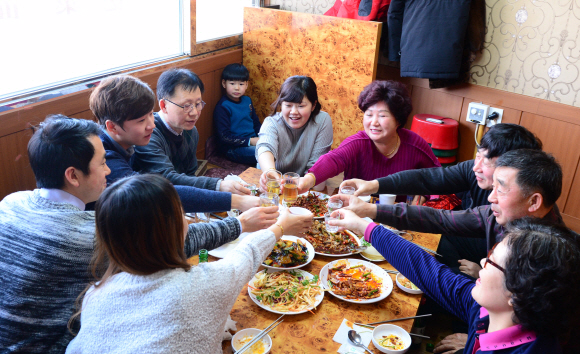 중국 동포들이 9일 서울 구로구 구로동의 한 음식점에서 고향 음식을 먹으며 즐거운 시간을 보내고 있다. 강성남 선임기자 snk@seoul.co.kr