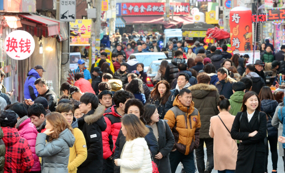 대림역 인근에 있는 중국동포거리가 설 연휴를 맞아 중국 동포들로 붐비는 모습. 강성남 선임기자 snk@seoul.co.kr
