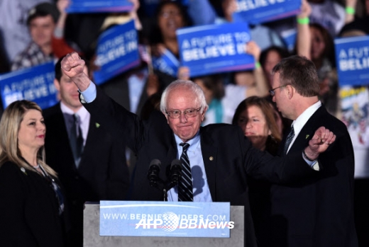 9일(현지시간) 미국 뉴햄프셔 주 대통령 예비선거(프라이머리)에서 승리한 버니 샌더스 상원의원이 지지자들의 환호에 답하고 있다.<br>ⓒ AFPBBNews=News1