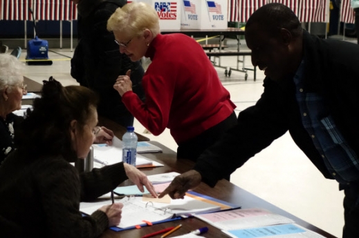 미국 뉴햄프셔 프라이머리에 참여하는 유권자들