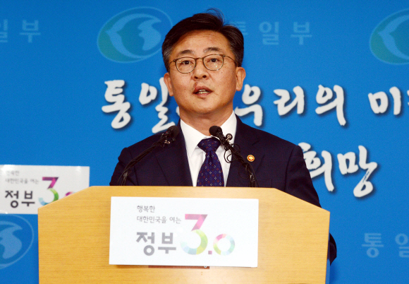 홍용표 통일부 장관이 세종로 청사에서 개성공단 폐쇄관련 기지회견을 하고 있다.안주영기자 jya@seoul.co.kr