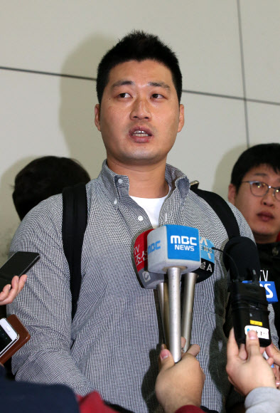 출국 앞서 인터뷰하는 오승환