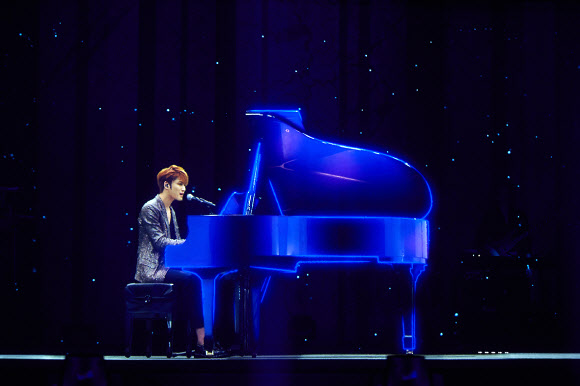 군대 간 김재중, 일본서 홀로그램 콘서트로 새 앨범 선보여