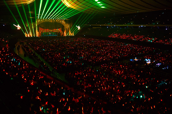 군대 간 김재중, 일본서 홀로그램 콘서트로 새 앨범 선보여