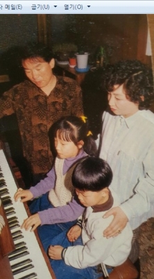 1996년 ‘아빠와함께 뚜비뚜바’ 노래를 아들이 동생에게 가르치는 모습.