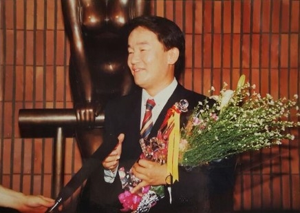 1992년 ‘타타타’로 서울가요대상을 수상하고 찍은 기념사진.