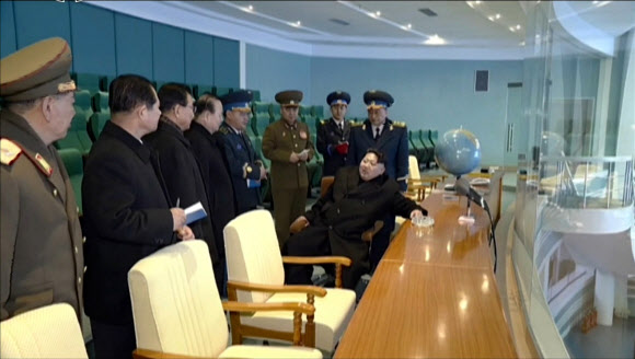北 김정은, 군수공업 핵심인물과 미사일발사장 시찰