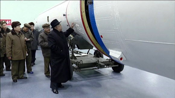 광명성호를 쓰다듬는 北 김정은