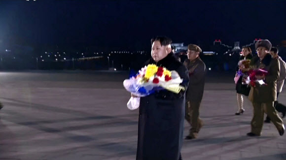 장거리 미사일 발사를 참관했던 북한 김정은 국방위원회 제1위원장이 지난 7일 발사 당일 밤 평양 만수대 언덕을 여동생인 김여정 당 부부장과 함께 김일성, 김정일 동상에 헌화했다. 조선중앙TV