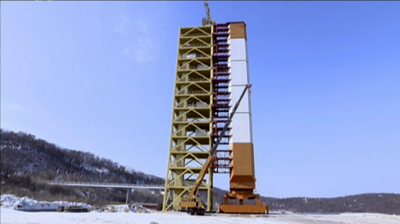 북한 조선중앙TV는 11일 새 기록영화에서 동창리 발사장의 모습을 방송했다.조선중앙TV