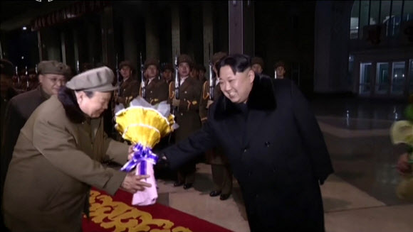 지난 7일 장거리 미사일 발사를 참관했던 북한 김정은 국방위원회 제1위원장이 평양역에 도착해 광명성-4호 발사에 기여한 과학자들에게 꽃다발을 전달했다.조선중앙TV