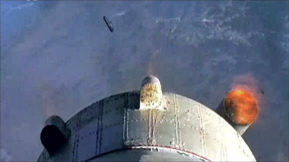 북한 조선중앙TV는 11일 새 기록영화에서 장거리 미사일 ’광명성호’로 보이는 발사체에서 1단 추진체가 분리되는 모습을 내보냈다.