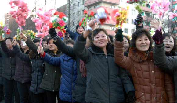 광명성 4호 발사에 기여한 성원들이 10일 평양에 도착하였다고 조선중앙통신이 보도했다. 연합뉴스