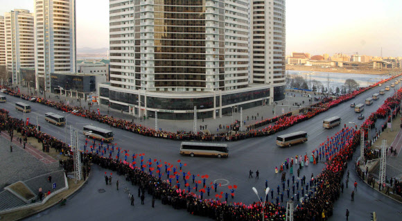 광명성 4호 발사에 기여한 성원들이 10일 평양에 도착하였다고 조선중앙통신이 보도했다.