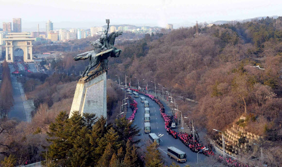 광명성 4호 발사에 기여한 성원들이 10일 평양에 도착하였다고 조선중앙통신이 보도했다.연합뉴스
