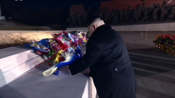 미사일 발사 참관 후 만수대 동상 찾은 北 김정은