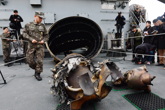해군2함대 통영함 광명선4호 잔해 수거.   평택 강성남 선임기자 snk@seoul.co.kr