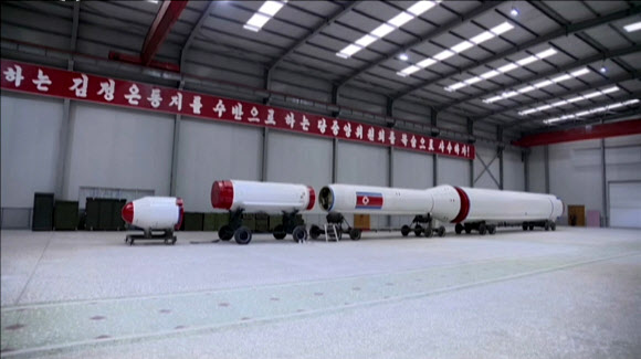 북한 조선중앙TV가 11일 새 기록영화에서 공개한 광명성호 발사 전 모습.