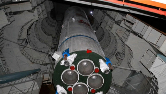 북한 조선중앙TV가 11일 새 기록영화에서 공개한 ’광명성호’ 발사 전 모습.