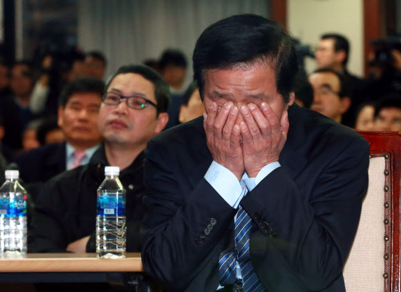 두손으로 감싼 얼굴