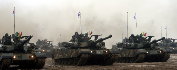 12일 오전 경기도 여주시 대신면 양촌리훈련장에서 열린 ‘육군 기계화부대 전투장비 기동훈련’에서 육군 20사단 전차 및 장갑차가 기동을 하고 있다. 지평리 전투 승전 및 육군 20사단 창설 63주년을 맞아 시행된 이번 훈련에는 K-2 흑표전차를 비롯해 K1A1 전차, K-9 자주포, K-21 장갑차 등 기계화부대 전투장비 300여대가 참가했다.  연합뉴스