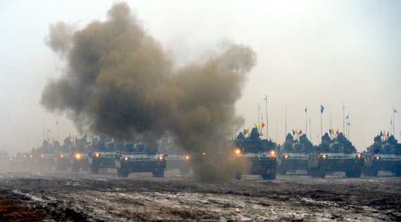 12일 오전 경기도 여주시 대신면 양촌리훈련장에서 열린 ‘육군 기계화부대 전투장비 기동훈련’에서 육군 20사단 전차 및 장갑차들이 기동을 하고 있다. 지평리 전투 승전 및 육군 20사단 창설 63주년을 맞아 시행된 이번 훈련에는 K-2 흑표전차를 비롯해 K1A1 전차, K-9 자주포, K-21 장갑차 등 기계화부대 전투장비 300여대가 참가했다.  연합뉴스