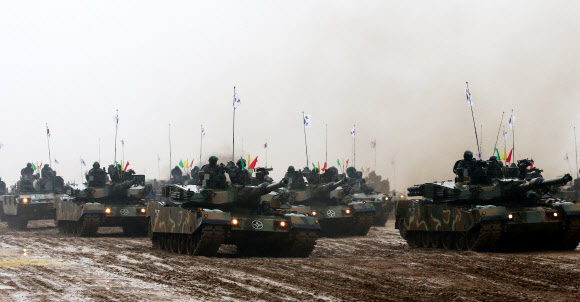 12일 오전 경기도 여주시 대신면 양촌리훈련장에서 열린 ‘육군 기계화부대 전투장비 기동훈련’에서 육군 20사단 전차 및 장갑차들이 기동을 하고 있다. 지평리 전투 승전 및 육군 20사단 창설 63주년을 맞아 시행된 이번 훈련에는 K-2 흑표전차를 비롯해 K1A1 전차, K-9 자주포, K-21 장갑차 등 기계화부대 전투장비 300여대가 참가했다.  연합뉴스