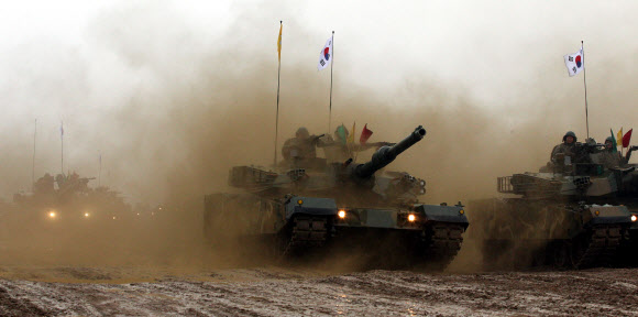 12일 오전 경기도 여주시 대신면 양촌리훈련장에서 열린 ‘육군 기계화부대 전투장비 기동훈련’에서 육군 20사단 전차 및 장갑차들이 기동을 하고 있다. 지평리 전투 승전 및 육군 20사단 창설 63주년을 맞아 시행된 이번 훈련에는 K-2 흑표전차를 비롯해 K1A1 전차, K-9 자주포, K-21 장갑차 등 기계화부대 전투장비 300여대가 참가했다.  연합뉴스