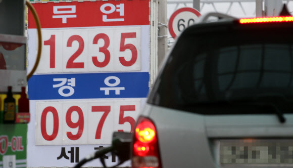 국제유가가 11일(현지시간) 6거래일 연속으로 떨어지며 13년 이래 최저 수준으로 내려앉았다.  12일 오후 경기도 부천시 원미구 길주로 착한9주유소 가격판에 휘발유와 경유가 각각 1235원과 975원으로 표시돼 있다.   연합뉴스