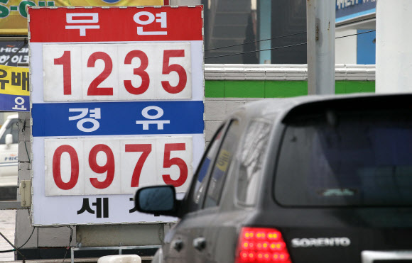 국제유가가 11일(현지시간) 6거래일 연속으로 떨어지며 13년 이래 최저 수준으로 내려앉았다.  12일 오후 경기도 부천시 원미구 길주로 착한9주유소 가격판에 휘발유와 경유가 각각 1235원과 975원으로 표시돼 있다.   연합뉴스