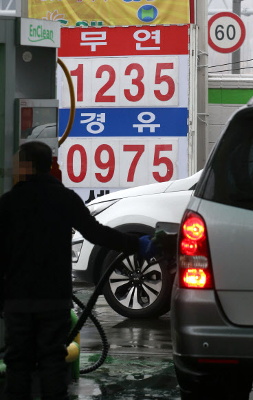국제유가가 11일(현지시간) 6거래일 연속으로 떨어지며 13년 이래 최저 수준으로 내려앉았다.  12일 오후 경기도 부천시 원미구 길주로 착한9주유소 가격판에 휘발유와 경유가 각각 1235원과 975원으로 표시돼 있다.   연합뉴스
