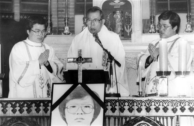 김수환(가운데) 추기경이 1987년 1월 ‘박종철군 추모와 고문 근절을 위한 인권 회복 기구 미사’를 집전하고 있다.