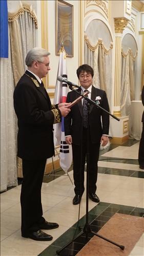 이연성(오른쪽)씨가 11일 알렉산드르 티모닌 주한 러시아대사로부터 ‘푸시킨 메달’을 받고 있다.  연합뉴스 