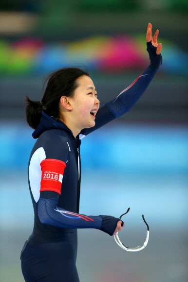 ‘리틀 이상화’라는 별명을 가진 김민선이 14일 노르웨이 하마르의 올림픽홀 바이킹십에서 열린 2016 릴레함메르 동계청소년올림픽 대회 500m 2차 레이스에서 우승한 뒤 기뻐하고 있다. 릴레함메르 AP 연합뉴스