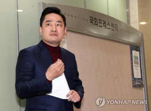 사문서 위조 및 위조사문서 행사 혐의로 재판에 넘겨진 강용석 전 국회의원  연합뉴스