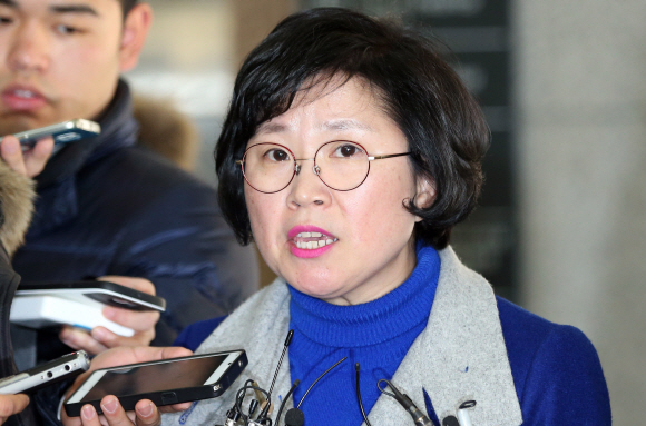 대리기사 폭행 혐의 김현 더민주 의원이 15일 오후 서울남부지법에서 열린 1심 공판에서 무죄를 선고받고 취재진의 질문을 받고 있다.안주영 기자 jya@seoul.co.kr