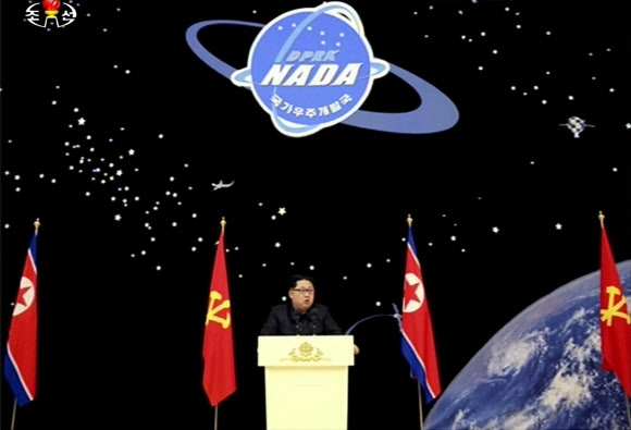 北 김정은 ”주체조선의 실용위성 더 많이 쏘아올려야”