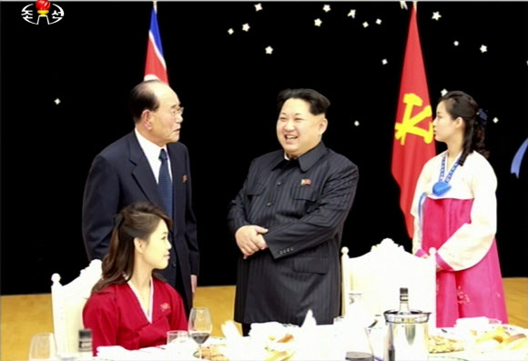 北 김정은 ”주체조선의 실용위성 더 많이 쏘아올려야”