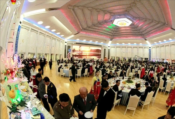 北 김정은 ”주체조선의 실용위성 더 많이 쏘아올려야”