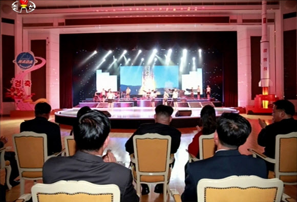 北 김정은 ”주체조선의 실용위성 더 많이 쏘아올려야”